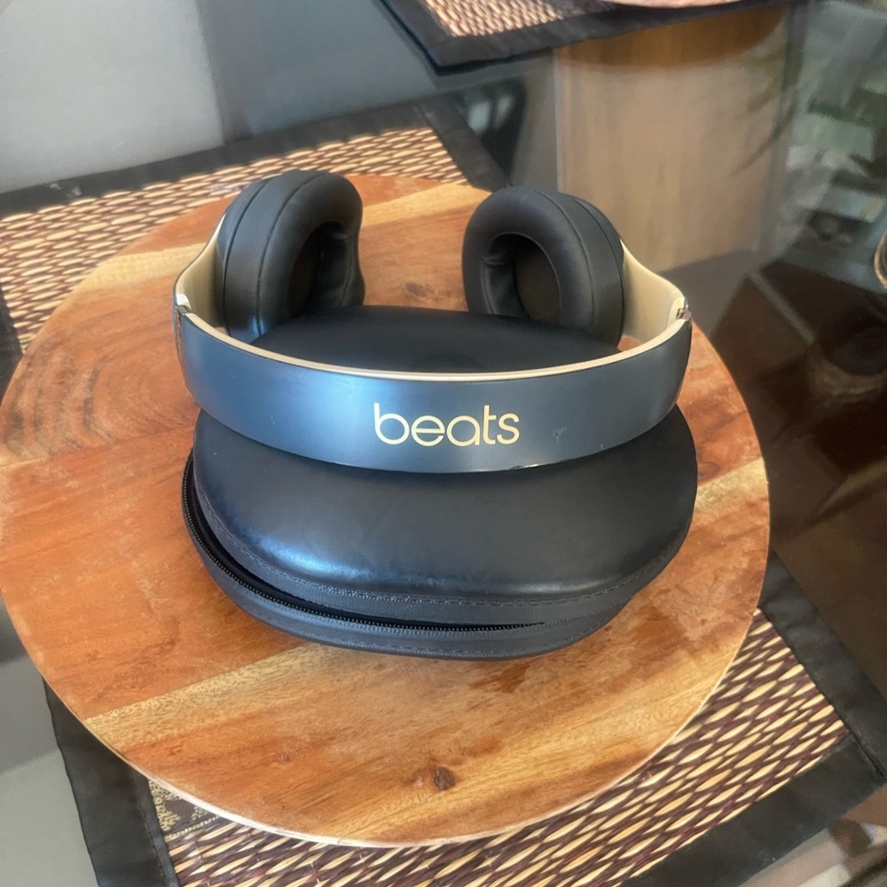 Beats Studio 3 Wireless Headphones - Picture 6 of 8